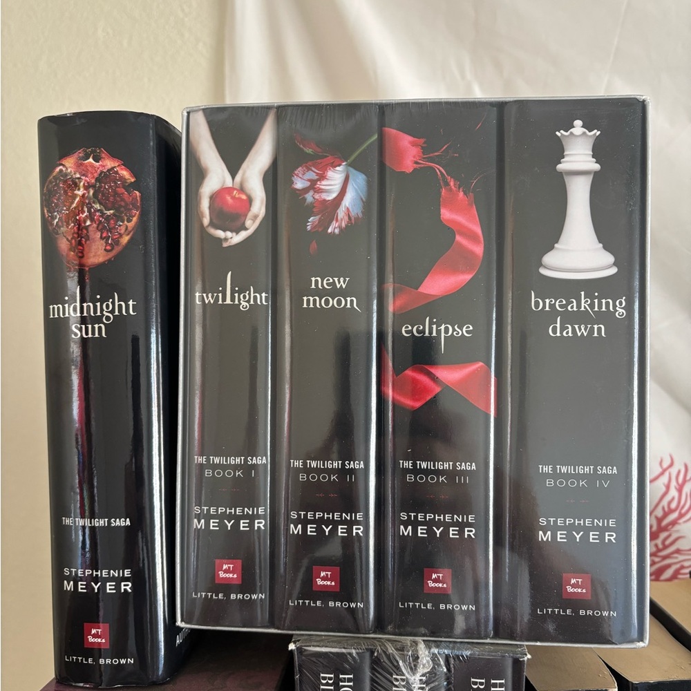 UNOPENED Twilight Saga Book Set with bonus Midnight Sun!